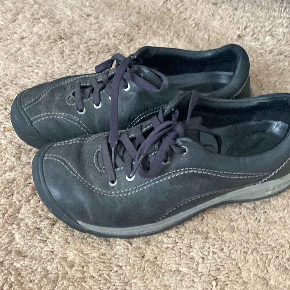 Keen Shoes size9